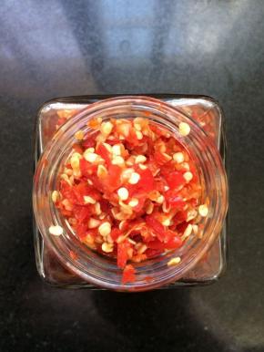 玻璃瓶要事先放入开水中，煮一煮，消毒。