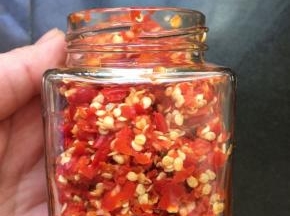 装入到玻璃瓶中。