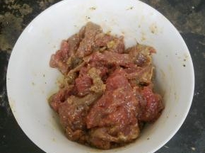 加入黑胡椒颗粒，抓匀，盖上保鲜模，腌制过夜。第二天拿出，用手抓起肉，在碗里摔打几下上劲。