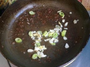 锅里留底油，下入葱蒜爆香。