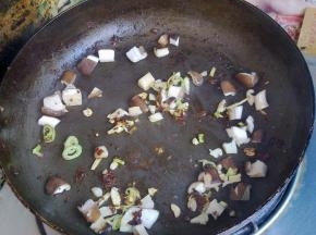 下入切好的香菇粒。