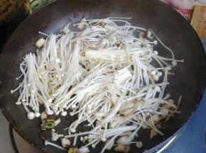 再倒入金针菇翻炒。