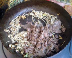 金针菇变软后倒入牛肉。