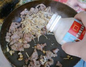 关火，加入鸡精。