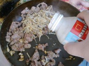 关火，加入鸡精。