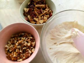 把波兰种材料混合均匀放入保鲜盒，放冰箱冷藏20小时左右，直到里面出现小汽泡就好了。大枣用剪刀剪成小碎块，核桃掰成小碎块备用。