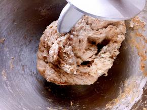 把做好的波兰种放入厨师机里，再把主面团除黄油以外的全部材料一起放入厨师机里，揉到面团光滑放入软化好的黄油继续揉。