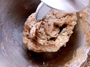 把做好的波兰种放入厨师机里，再把主面团除黄油以外的全部材料一起放入厨师机里，揉到面团光滑放入软化好的黄油继续揉。