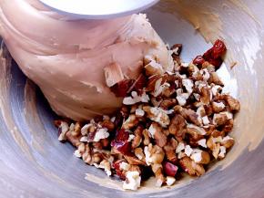 把核桃碎和大枣碎放进厨师机里一档揉到面团里（不要揉时间长，简单揉进去就可以了）