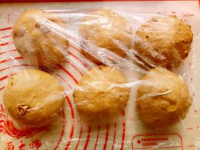 取出面团排气后，平均分成6份，滚圆盖保鲜松弛20分钟。