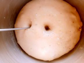 面团发至2倍大，手指粘面粉在面团中间戳个洞，不回缩不塌陷证明已经发好了。