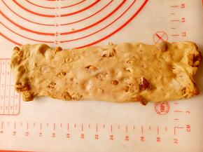 每个面团擀成牛舌形再次卷起来.