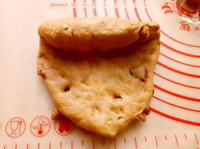 每个面团用擀面杖擀成牛舌形卷起来。