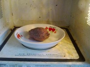 紫薯用微波炉高火加热5分钟，内部熟透。