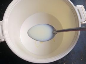 奶油里加入炼乳。