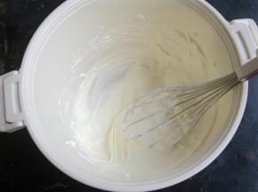 然后把奶油打发至出现明显的纹路。