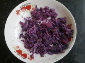 把熟了的紫薯去掉皮，压成泥。