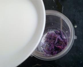把紫薯泥放入料理机中，加入牛奶，搅打成细腻的糊状。