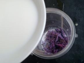 把紫薯泥放入料理机中，加入牛奶，搅打成细腻的糊状。