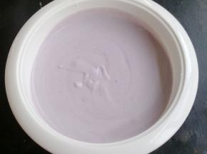 倒入冰淇淋机的内胆中。