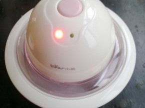 按下开关后红灯会亮，放到冰箱里冻三小时左右，绿豆闪烁时就好了。