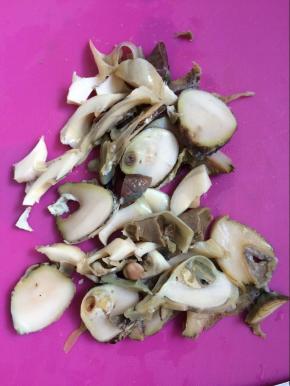 去掉海螺的苦胆，在切成片状