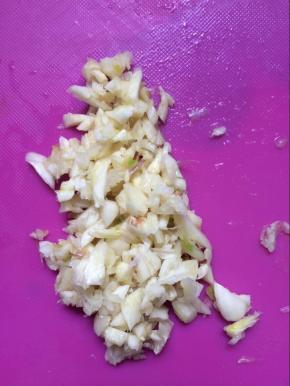 蒜拍碎，再切成蒜末，备用