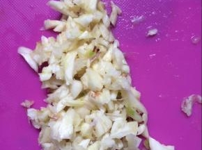 蒜拍碎，再切成蒜末，备用