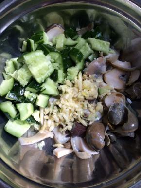 将处理好的黄瓜，蒜，海螺，放到盆中