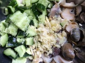 放入少许鸡精