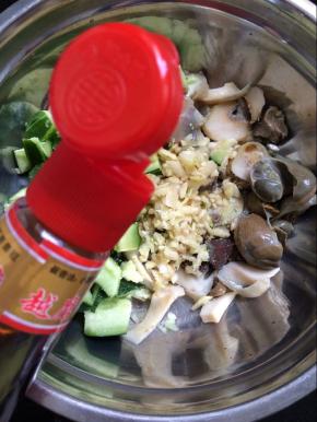 放入适量的香油提香