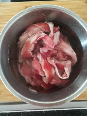 牛肉冷水浸泡，去血水。多换几次水。