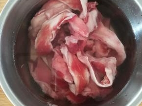 牛肉冷水浸泡，去血水。多换几次水。