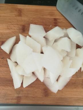 萝卜切成滚刀块。