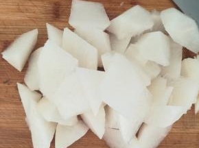 萝卜切成滚刀块。