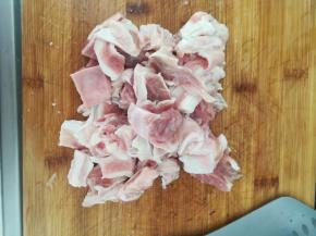 牛肉切成块。大小你随意。