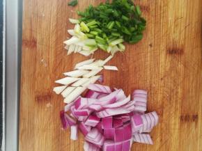 洋葱切丁，小葱切段。