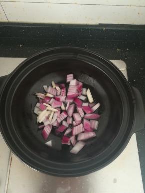 砂锅凉油，放入洋葱和葱白煸香。