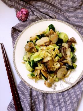 搅拌均匀，装入盘中即可