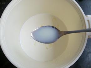 奶油里加入炼乳。