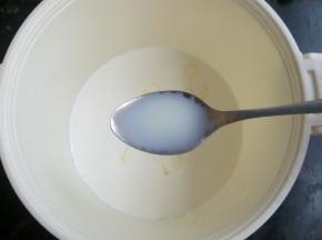 奶油里加入炼乳。