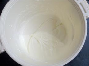 用打蛋器打至有明显纹路。