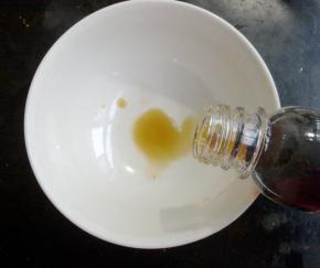 取一个容器，倒入咖啡酒。