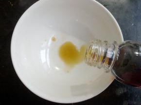 取一个容器，倒入咖啡酒。