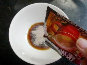 加入速融咖啡，混合均匀。