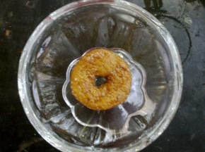 把泡好的金麦圈放入容器最底部。