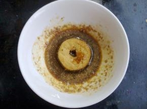 把金麦圈放入，正面浸泡5秒，翻面后同样要泡5秒入味。