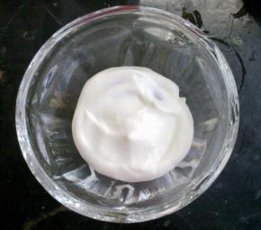 用勺子把奶油铺满一层。
