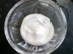 用勺子把奶油铺满一层。