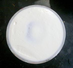 再倒满奶油，用刮板把表面刮平，冰箱里冷藏4小时。